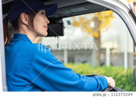 女性トラックドライバー 112375204