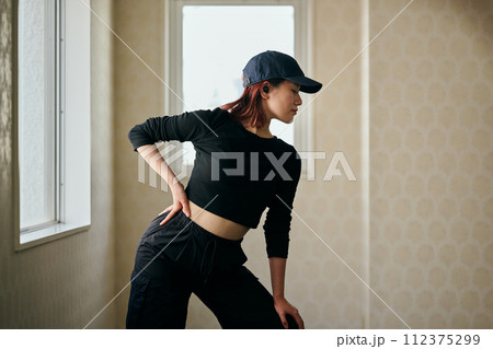 ダンスの練習をする若い女性 112375299