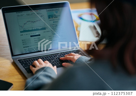 パソコンをタイピングする若い女性 112375307