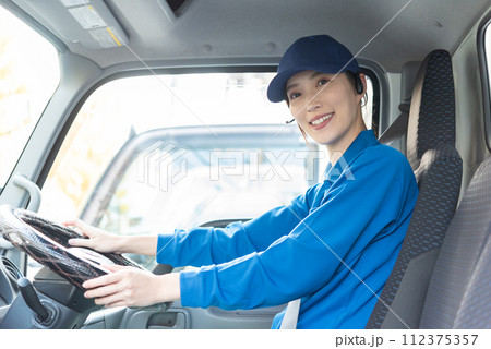 女性トラックドライバー 112375357