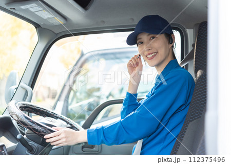 女性トラックドライバー 112375496