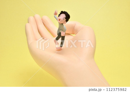 手のひらの上で踊らされる人 手のひらの上で踊らされる人 112375982