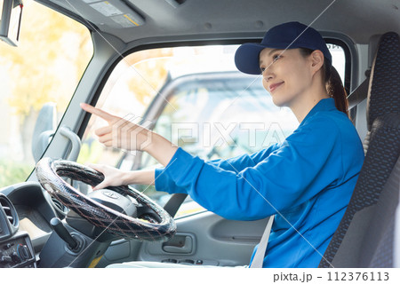 女性トラックドライバー 112376113