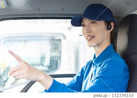 女性トラックドライバー 女性トラックドライバー 112376115