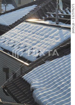 瓦葺きとコロニアル葺き:雪止めの比較 瓦葺きとコロニアル葺き:雪止めの比較 112376271