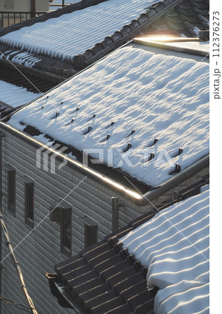 瓦葺きとコロニアル葺き:雪止めの比較 瓦葺きとコロニアル葺き:雪止めの比較 112376273