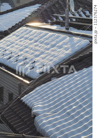 瓦葺きとコロニアル葺き:雪止めの比較 瓦葺きとコロニアル葺き:雪止めの比較 112376274