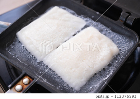 水を入れて溶かす餅 112376593