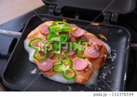 ホットサンドメーカーで作る餅ピザ 112376594