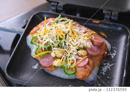 ホットサンドメーカーで作る餅ピザ ホットサンドメーカーで作る餅ピザ 112376595