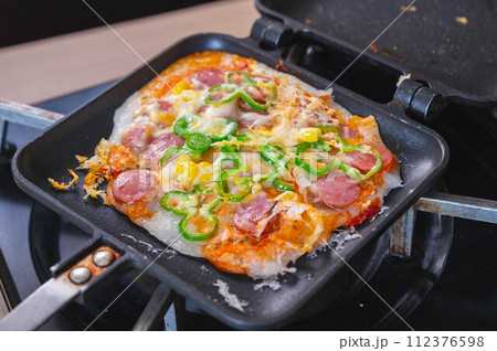 ホットサンドメーカーで焼く餅ピザ 112376598