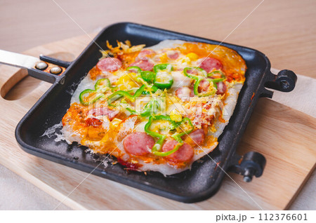 ホットサンドメーカーで作った餅ピザ 112376601