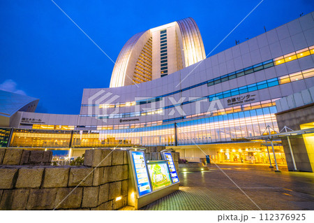日本の横浜都市景観 ヨコハマグランドインターコンチネンタルホテルや会議センターなどを望む 112376925
