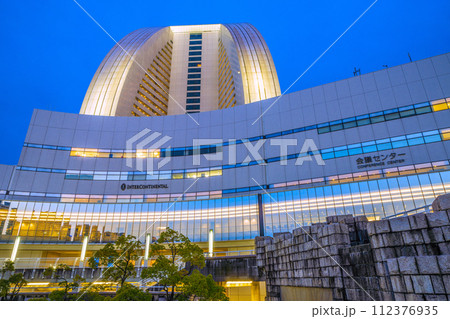 日本の横浜都市景観 ヨコハマグランドインターコンチネンタルホテルや会議センターなどを望む 112376935