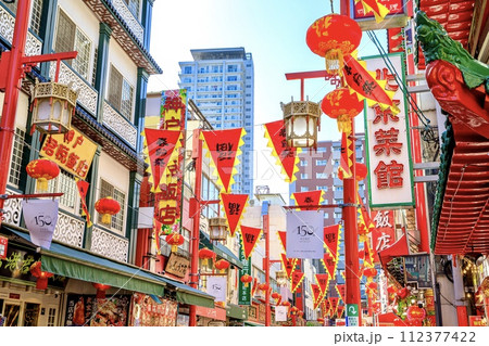 神戸市、南京町に並ぶ沢山の中華料理店 112377422