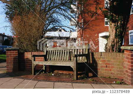 イギリス ロンドン 街角のベンチ 112378489