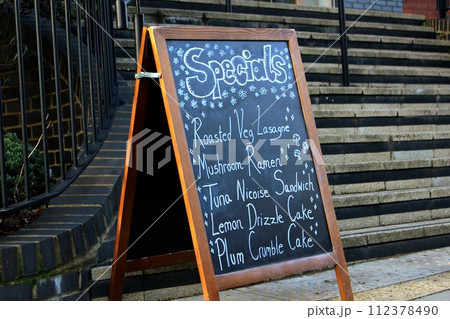 イギリス ロンドン　屋外看板 メニュー 112378490