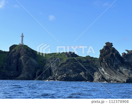 海から見た石垣島の御神崎灯台 海から見た石垣島の御神崎灯台 112378908