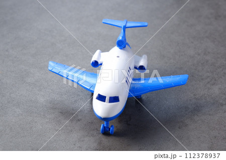 離陸を待つ飛行機の模型で、旅行のイメージ 112378937
