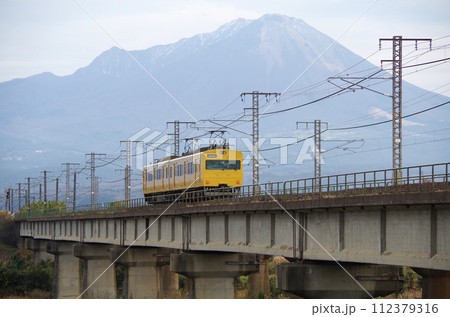 大山を背景に日野川の鉄道橋梁を通過する普通電車(2両編成)の後ろ姿 大山を背景に日野川の鉄道橋梁を通過する普通電車(2両編成)の後ろ姿 112379316