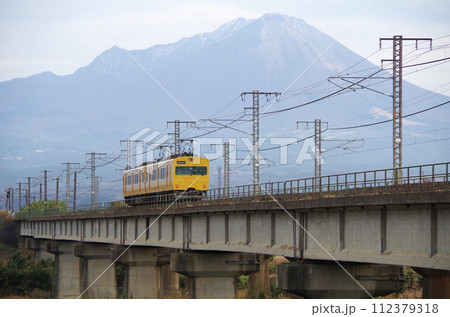 大山を背景に日野川の鉄道橋梁を通過する普通電車(2両編成)の後ろ姿 大山を背景に日野川の鉄道橋梁を通過する普通電車(2両編成)の後ろ姿 112379318