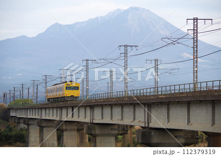大山を背景に日野川の鉄道橋梁を通過する普通電車(2両編成)の後ろ姿 大山を背景に日野川の鉄道橋梁を通過する普通電車(2両編成)の後ろ姿 112379319