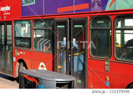 イギリス ロンドン　バス停に停車している汚れたバス 112379590
