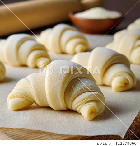 成形を終え二次発酵中の焼成前のクロワッサンの生地 成形を終え二次発酵中の焼成前のクロワッサンの生地 112379660