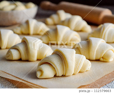 成形を終え二次発酵中の焼成前のクロワッサンの生地 112379663