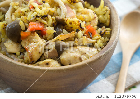 鶏肉とキノコの炊き込みご飯 112379706