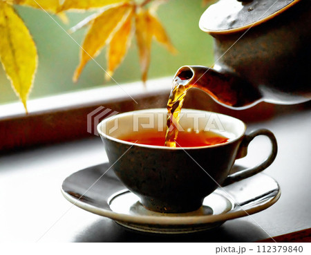 黒いティーセットで紅茶を入れる瞬間 112379840