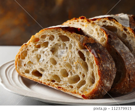 気泡がたくさん入ったライ麦パンのクラム 112379915