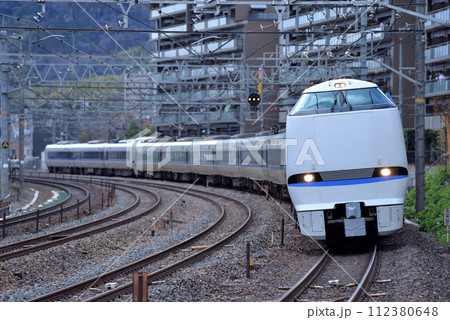東海道線を走る683系特急サンダーバード12両 東海道線を走る683系特急サンダーバード12両 112380648