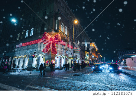 ウィーン ケルントナー通りのリボンイルミネーション ウィーン ケルントナー通りのリボンイルミネーション 112381678