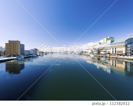 薄氷の浮かぶ冬の釧路川 / Kushiro, Japan 薄氷の浮かぶ冬の釧路川 / Kushiro, Japan 112382012