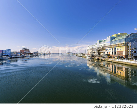 薄氷の浮かぶ冬の釧路川 / Kushiro, Japan 薄氷の浮かぶ冬の釧路川 / Kushiro, Japan 112382022