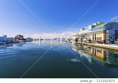 薄氷の浮かぶ冬の釧路川 / Kushiro, Japan 薄氷の浮かぶ冬の釧路川 / Kushiro, Japan 112382023