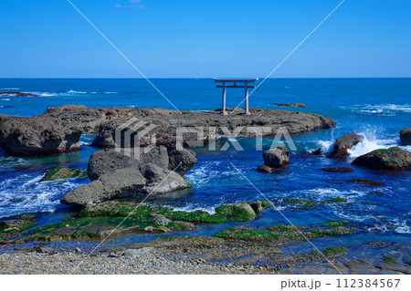神磯の鳥居と白波　大洗磯前神社 112384567