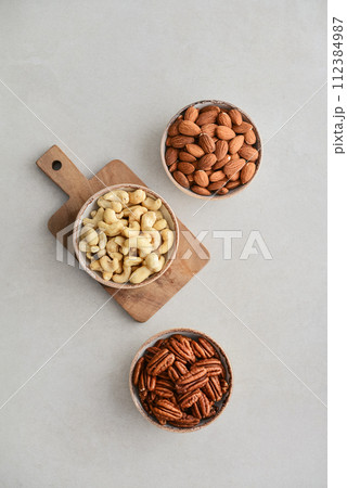 Pecan nuts, almond and cashew in bowls 112384987