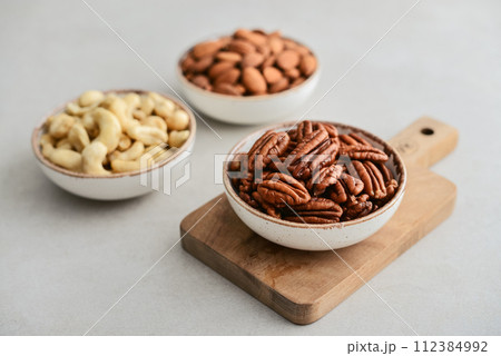 Pecan nuts, almond and cashew in bowls 112384992