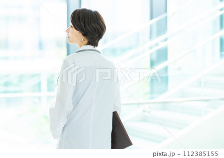病院で働く若い女性医師 112385155