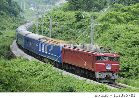 終着青森駅を目指して走る寝台特急あけぼの号 112385783