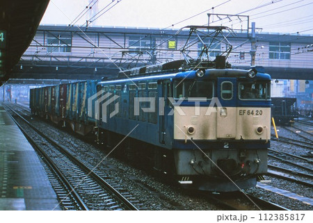 八王子駅で出発を待つ貨物列車 八王子駅で出発を待つ貨物列車 112385817