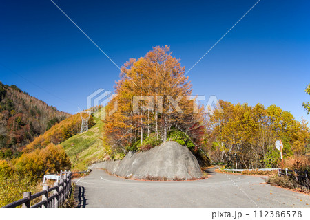 野麦峠・ヘアピンカーブの紅葉【長野県道・岐阜県道39号奈川野麦高根線】 112386578