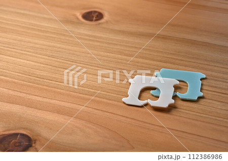 パンの袋を止めるプラスティックのクローザー 112386986