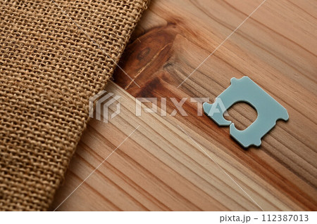 パンの袋を止めるプラスティックのクローザー 112387013