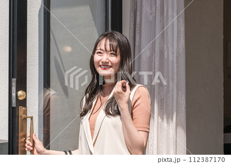 美容室から出てきた女性（ヘアセット・パーマ・カール） 112387170