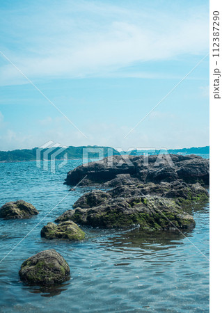 海と岩 112387290