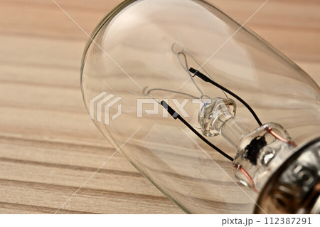 小さな白熱電球 112387291