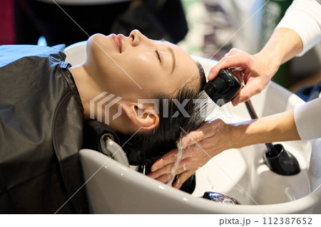 ヘアサロン　シャンプー台 112387652